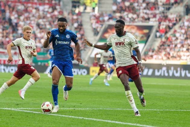 Moussa Sylla (FC Schalke 04, 09) mit Ball mit Chrislain Matsima (FC Augsburg, 05), GER, FC Augsburg vs. FC Schalke 04, Fussball, Bundesliga, 1. Spieltag, Saison 2026 2027, 30.08.2026, DFL DFB REGULATIONS PROHIBIT ANY USE OF PHOTOGRAPHS as IMAGE SEQUENCES and or QUASI-VIDEO, GER, FC Augsburg vs. FC Schalke 04, Fussball, Bundesliga, 1. Spieltag, Saison 2026 2027, 30.08.2026 Augsburg *** Moussa Sylla (FC Schalke 04, 09) with the ball alongside Chrislain Matsima (FC Augsburg, 05), GER, FC Augsburg vs. FC Schalke 04, soccer, Bundesliga, Matchday 1, 2026–2027 season, August 30, 2026, DFL and DFB regulations prohibit any use of photographs as image sequences and or quasi-video, GER, FC Augsburg vs. FC Schalke 04, soccer, Bundesliga, Matchday 1, 2026–2027 season, August 30, 2026, Augsburg Copyright: xEibner-Pressefoto JennixMaulx EP_JML