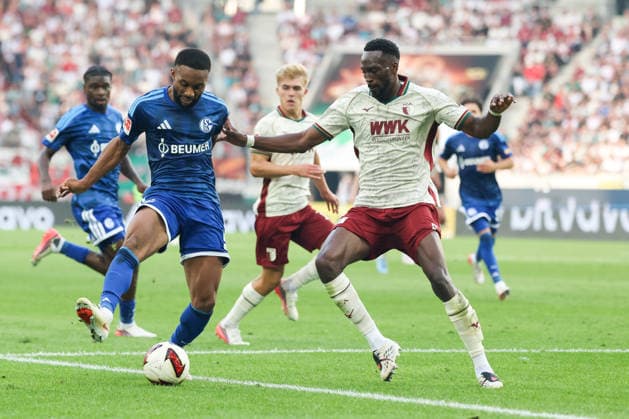Moussa Sylla (FC Schalke 04, 09) mit Ball mit Chrislain Matsima (FC Augsburg, 05), GER, FC Augsburg vs. FC Schalke 04, Fussball, Bundesliga, 1. Spieltag, Saison 2026 2027, 30.08.2026, DFL DFB REGULATIONS PROHIBIT ANY USE OF PHOTOGRAPHS as IMAGE SEQUENCES and or QUASI-VIDEO, GER, FC Augsburg vs. FC Schalke 04, Fussball, Bundesliga, 1. Spieltag, Saison 2026 2027, 30.08.2026 Augsburg *** Moussa Sylla (FC Schalke 04, 09) with the ball alongside Chrislain Matsima (FC Augsburg, 05), GER, FC Augsburg vs. FC Schalke 04, soccer, Bundesliga, Matchday 1, 2026–2027 season, August 30, 2026, DFL and DFB regulations prohibit any use of photographs as image sequences and or quasi-video, GER, FC Augsburg vs. FC Schalke 04, soccer, Bundesliga, Matchday 1, 2026–2027 season, August 30, 2026, Augsburg Copyright: xEibner-Pressefoto JennixMaulx EP_JML