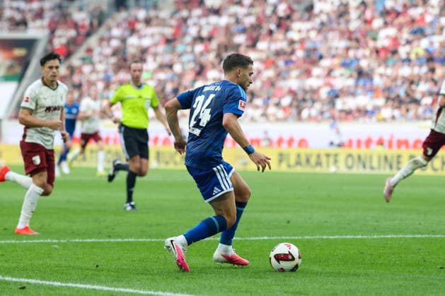 Adil Aouchiche (FC Schalke 04, 24) mit Ball, GER, FC Augsburg vs. FC Schalke 04, Fussball, Bundesliga, 1. Spieltag, Saison 2026 2027, 30.08.2026, DFL DFB REGULATIONS PROHIBIT ANY USE OF PHOTOGRAPHS as IMAGE SEQUENCES and or QUASI-VIDEO, GER, FC Augsburg vs. FC Schalke 04, Fussball, Bundesliga, 1. Spieltag, Saison 2026 2027, 30.08.2026 Augsburg *** Adil Aouchiche, FC Schalke 04, No. 24 with the ball, GER, FC Augsburg vs. FC Schalke 04, Soccer, Bundesliga, Matchday 1, 2026–2027 Season, August 30, 2026, DFL and DFB regulations prohibit any use of photographs as image sequences and or quasi-video, GER, FC Augsburg vs. FC Schalke 04, soccer, Bundesliga, Matchday 1, 2026–2027 season, August 30, 2026, Augsburg Copyright: xEibner-Pressefoto JennixMaulx EP_JML