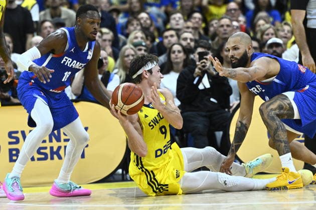 STOCKHOLM, SWEDEN 20260830 Sweden s Pelle Larsson against France s Joel Ayayi and Evan Fournier during the Fiba World Cup Qualifier, second round group L, basket ball match between Sweden and France at Avicii Arena in Stockholm, Sweden August 30, 2026. STOCKHOLM SWEDEN x10080x