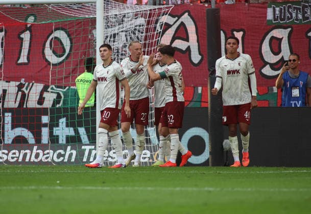 Fussball, Herren, Saison 2026 2027, FC Augsburg - FC Schalke 04, Bundesliga, WWK Arena 2:0 durch Anton Kade (FC Augsburg) (re.) Tor,Torjubel DFL DFB regulations prohibit any use of photographs as image sequences and or quasi-video *** Soccer, Men s, 2026–2027 Season, FC Augsburg vs. FC Schalke 04, Bundesliga, WWK Arena, 2–0 goal by Anton Kade (FC Augsburg), goal celebration. DFL and DFB regulations prohibit any use of photographs as image sequences and or quasi-video.