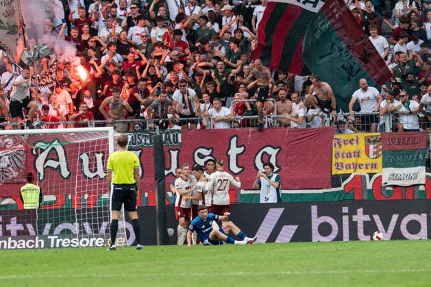 Fussball: Deutschland: 1. Bundesliga 2026 2027 - 1. Spieltag, 30.08.2026 - FC Augsburg vs. FC Schalke 04 (WWK Arena, Augsburg); Tor durch Anton Kade (30, FC Augsburg), Torjubel FC Augsburg, Tor zum 2:0 *** Soccer, Germany, Bundesliga 1, 2026–2027, Matchday 1, August 30, 2026: FC Augsburg vs. FC Schalke 04 at WWK Arena, Augsburg. Goal by Anton Kade in the 30th minute for FC Augsburg; FC Augsburg celebrates; goal makes the score 2–0. Copyright: xValentinxDomgjonix