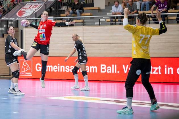 Handball Bundesliga Frauen, Saison 2026 2027 SV Union Halle-Neustadt vs.TuS Metzingen Halle, Deutschland 30.August 2026: Im Bild:v.li.Tina Wagenlader (Halle) und Torfrau Sara Suba (Metzingen) Halle Saale SWH Arena Sachsen-Anhalt Deutschland