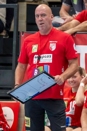 Handball Bundesliga Frauen, Saison 2026 2027 SV Union Halle-Neustadt vs.TuS Metzingen Halle, Deutschland 30.August 2026: Im Bild:Trainer Pether Krautmeyer (Halle) nachdenklich, grübelnd, gruebelnd, Halle Saale SWH Arena Sachsen-Anhalt Deutschland