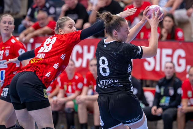 Handball Bundesliga Frauen, Saison 2026 2027 SV Union Halle-Neustadt vs.TuS Metzingen Halle, Deutschland 30.August 2026: Im Bild:v. li. im Zweikampf Nele Wenzel (Halle) und Ida Petzold (Metzingen) Halle Saale SWH Arena Sachsen-Anhalt Deutschland