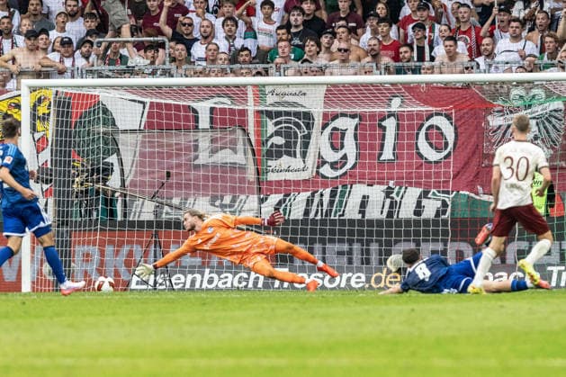 FC Augsburg vs. FC Schalke 04, Fussball, Bundesliga, 1. Spieltag, WWK-Arena Augsburg 30.08.26 Torjubel Jubel Freude nach Treffer Tor Torschuss zum 2:0 durch Anton Kade (FC Augsburg, 30) vorbei an Loris Karius (FC Schalke 04, 01) FC Augsburg vs. FC Schalke 04, Fussball, Bundesliga, 1. Spieltag, WWK-Arena Augsburg 30.08.26 DFB and DFL regulations prohibit any use of photographs as image sequences and or quasi-video. Foto: Lucca Fundel Augsburg WWK-Arena Bayern Deutschland *** FC Augsburg vs. FC Schalke 04, Soccer, Bundesliga, Matchday 1, WWK Arena Augsburg, August 30, 2026. Goal celebration, jubilation, joy after scoring; goal, shot on goal for the 2–0 lead by Anton Kade (FC Augsburg), past Loris Karius (FC Schalke 04), 01 FC Augsburg vs. FC Schalke 04, Soccer, Bundesliga, Matchday 1, WWK Arena Augsburg, August 30, 2026. DFB and DFL regulations prohibit any use of photographs as image sequences and or quasi-video. Photo by Lucca Fundel, Augsburg, WWK Arena, Bavaria, Germany