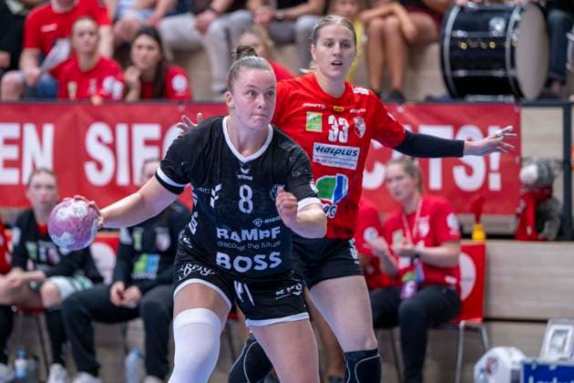 Handball Bundesliga Frauen, Saison 2026 2027 SV Union Halle-Neustadt vs.TuS Metzingen Halle, Deutschland 30.August 2026: Im Bild:v.li.Ida Petzold (Metzingen) und Nele Wenzel (Halle) Halle Saale SWH Arena Sachsen-Anhalt Deutschland