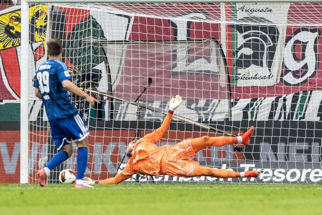 FC Augsburg vs. FC Schalke 04, Fussball, Bundesliga, 1. Spieltag, WWK-Arena Augsburg 30.08.26 Torjubel Jubel Freude nach Treffer Tor Torschuss zum 2:0 durch Anton Kade (FC Augsburg, 30) vorbei an Loris Karius (FC Schalke 04, 01) FC Augsburg vs. FC Schalke 04, Fussball, Bundesliga, 1. Spieltag, WWK-Arena Augsburg 30.08.26 DFB and DFL regulations prohibit any use of photographs as image sequences and or quasi-video. Foto: Lucca Fundel Augsburg WWK-Arena Bayern Deutschland *** FC Augsburg vs. FC Schalke 04, Soccer, Bundesliga, Matchday 1, WWK Arena Augsburg, August 30, 2026. Goal celebration, jubilation, joy after scoring; goal, shot on goal for the 2–0 lead by Anton Kade (FC Augsburg), past Loris Karius (FC Schalke 04), 01 FC Augsburg vs. FC Schalke 04, Soccer, Bundesliga, Matchday 1, WWK Arena Augsburg, August 30, 2026. DFB and DFL regulations prohibit any use of photographs as image sequences and or quasi-video. Photo by Lucca Fundel, Augsburg, WWK Arena, Bavaria, Germany