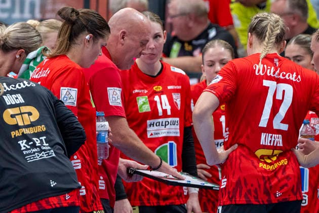 Handball Bundesliga Frauen, Saison 2026 2027 SV Union Halle-Neustadt vs.TuS Metzingen Halle, Deutschland 30.August 2026: Im Bild:2.v.li.Trainer Pether Krautmeyer (Halle), Auszeit Halle Saale SWH Arena Sachsen-Anhalt Deutschland