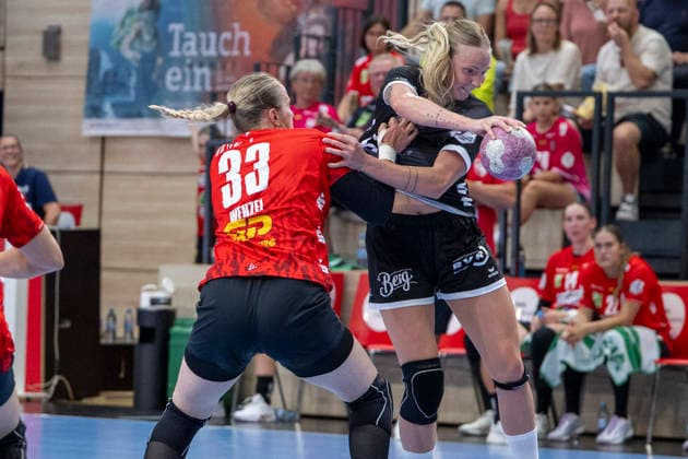 Handball Bundesliga Frauen, Saison 2026 2027 SV Union Halle-Neustadt vs.TuS Metzingen Halle, Deutschland 30.August 2026: Im Bild:v. li. im Zweikampf Nele Wenzel (Halle) und Charlotte Cholevova (Metzingen) Halle Saale SWH Arena Sachsen-Anhalt Deutschland