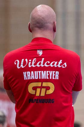 Handball Bundesliga Frauen, Saison 2026 2027 SV Union Halle-Neustadt vs.TuS Metzingen Halle, Deutschland 30.August 2026: Im Bild:Trainer Pether Krautmeyer (Halle) Feature, Symbol, Symbolfoto, charakteristisch, Detail, Halle Saale SWH Arena Sachsen-Anhalt Deutschland