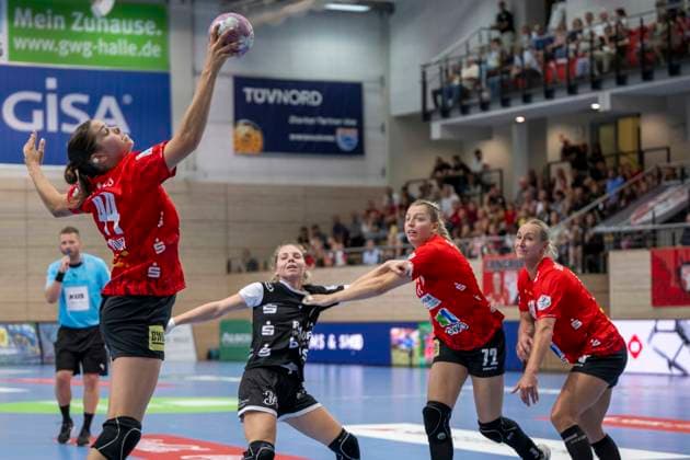 Handball Bundesliga Frauen, Saison 2026 2027 SV Union Halle-Neustadt vs.TuS Metzingen Halle, Deutschland 30.August 2026: Im Bild:v.li.Lois van Vliet (Halle), Charlotte Cholevova (Metzingen), Ilona Kieffer (Halle) und Lea Gruber (Halle) Halle Saale SWH Arena Sachsen-Anhalt Deutschland