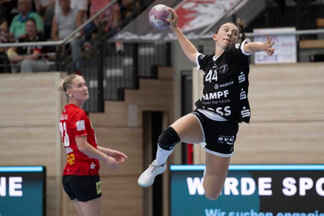 Handball Bundesliga Frauen, Saison 2026 2027 SV Union Halle-Neustadt vs.TuS Metzingen Halle, Deutschland 30.August 2026: Im Bild:v.li.Marie Polakova (Halle) und Klara Schlipf (Metzingen) Halle Saale SWH Arena Sachsen-Anhalt Deutschland