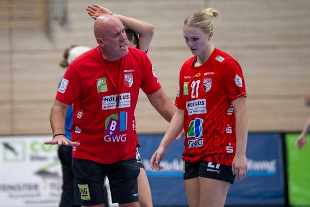 Handball Bundesliga Frauen, Saison 2026 2027 SV Union Halle-Neustadt vs.TuS Metzingen Halle, Deutschland 30.August 2026: Im Bild:v.li.Trainer Pether Krautmeyer (Halle) und Lynn Holtmann (Halle) unzufrieden, enttäuscht, enttaeuscht, niedergeschlagen, frustriert, Halle Saale SWH Arena Sachsen-Anhalt Deutschland