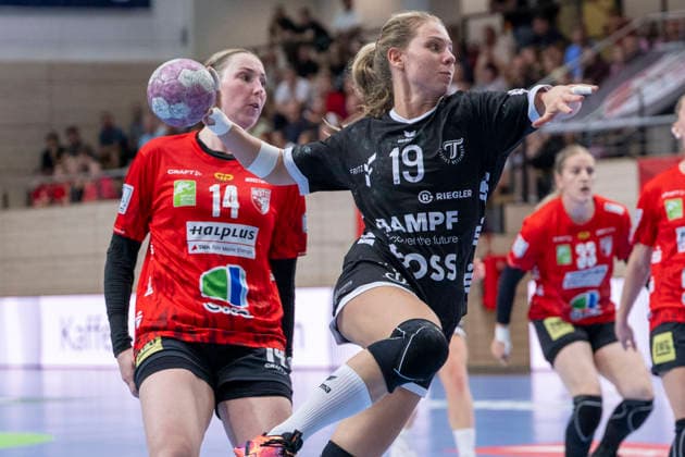 Handball Bundesliga Frauen, Saison 2026 2027 SV Union Halle-Neustadt vs.TuS Metzingen Halle, Deutschland 30.August 2026: Im Bild:v.li.Tina Wagenlader (Halle) und Johanna Farkas (Metzingen) Halle Saale SWH Arena Sachsen-Anhalt Deutschland