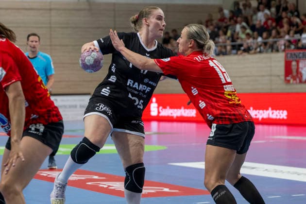 Handball Bundesliga Frauen, Saison 2026 2027 SV Union Halle-Neustadt vs.TuS Metzingen Halle, Deutschland 30.August 2026: Im Bild:v. li. im Zweikampf Charlotte Kähr Kaehr und Lea Gruber (Halle) Halle Saale SWH Arena Sachsen-Anhalt Deutschland