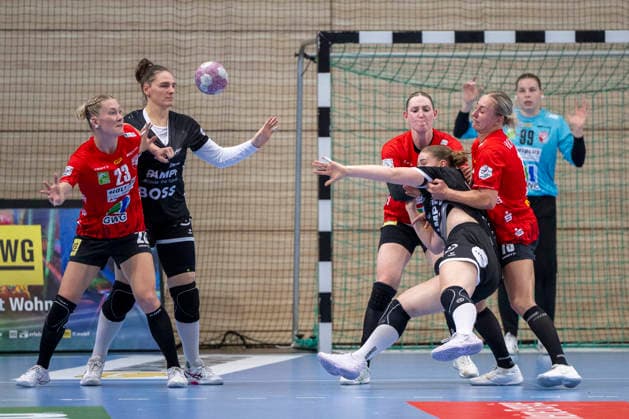 Handball Bundesliga Frauen, Saison 2026 2027 SV Union Halle-Neustadt vs.TuS Metzingen Halle, Deutschland 30.August 2026: Im Bild:v.li.Marie Polakova (Halle), Svenja Huebner (Metzingen), Charlotte Kähr Kaehr, Tina Wagenlader (Halle) und Lea Gruber (Halle) Halle Saale SWH Arena Sachsen-Anhalt Deutschland