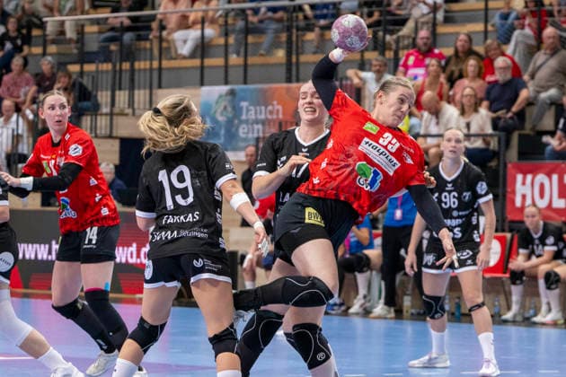 Handball Bundesliga Frauen, Saison 2026 2027 SV Union Halle-Neustadt vs.TuS Metzingen Halle, Deutschland 30.August 2026: Im Bild:v.li.Johanna Farkas (Metzingen), Charlotte Kähr Kaehr und Nele Wenzel (Halle) Halle Saale SWH Arena Sachsen-Anhalt Deutschland