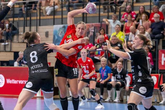 Handball Bundesliga Frauen, Saison 2026 2027 SV Union Halle-Neustadt vs.TuS Metzingen Halle, Deutschland 30.August 2026: Im Bild:v. li. im Zweikampf Ida Petzold (Metzingen), Lea Gruber (Halle) und Charlotte Kähr Kaehr Halle Saale SWH Arena Sachsen-Anhalt Deutschland