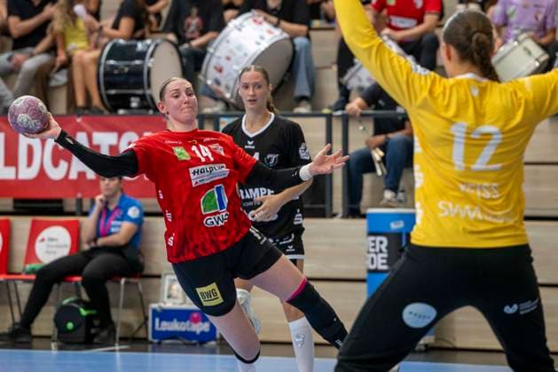 Handball Bundesliga Frauen, Saison 2026 2027 SV Union Halle-Neustadt vs.TuS Metzingen Halle, Deutschland 30.August 2026: Im Bild:v.li.Tina Wagenlader (Halle) und Torfrau Marie Weiss (Metzingen) Halle Saale SWH Arena Sachsen-Anhalt Deutschland