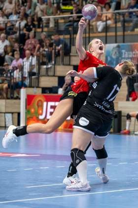 Handball Bundesliga Frauen, Saison 2026 2027 SV Union Halle-Neustadt vs.TuS Metzingen Halle, Deutschland 30.August 2026: Im Bild:v. li. im Zweikampf Paulina Stapurewicz (Halle) und Charlotte Kähr Kaehr Halle Saale SWH Arena Sachsen-Anhalt Deutschland