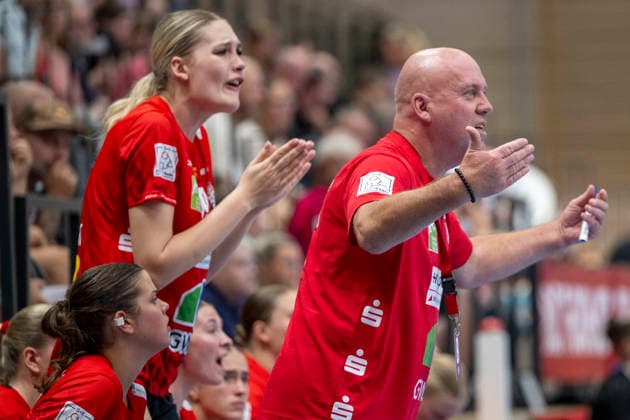 Handball Bundesliga Frauen, Saison 2026 2027 SV Union Halle-Neustadt vs.TuS Metzingen Halle, Deutschland 30.August 2026: Im Bild:v.li.Paulina Stapurewicz (Halle) und Trainer Pether Krautmeyer (Halle) Gestik, Geste, gestikuliert, Halle Saale SWH Arena Sachsen-Anhalt Deutschland