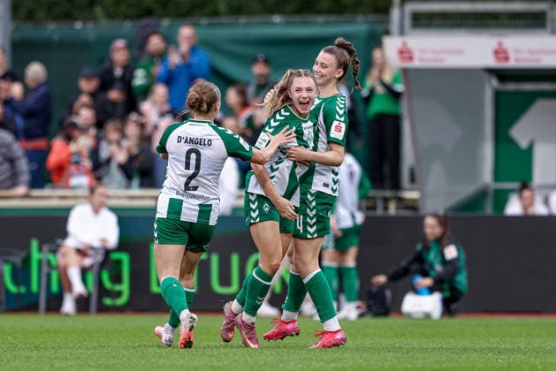 v.li.: Chiara D Angelo (SV Werder Bremen, 2), Michelle Weiß (SV Werder Bremen, 15) und Torschützin Julia Magerl (SV Werder Bremen, 4) mit Torjubel, Jubel, jubeln, jubelt, optimistisch, Spielszene, Highlight, Freude über das Tor zum 2:0, DIE DFB-RICHTLINIEN UNTERSAGEN JEGLICHE NUTZUNG VON FOTOS ALS SEQUENZBILDER UND ODER VIDEOÄHNLICHE FOTOSTRECKEN. DFB REGULATIONS PROHIBIT ANY USE OF PHOTOGRAPHS AS IMAGE SEQUENCES AND OR QUASI-VIDEO., 30.08.2026, Bremen (Deutschland), Fussball, Google Pixel Frauen-Bundesliga, SV Werder Bremen - RB Leipzig *** From left: Chiara D Angelo (SV Werder Bremen, 2), Michelle Weiß (SV Werder Bremen, 15), and goal scorer Julia Magerl (SV Werder Bremen, 4) celebrating the goal; celebration, cheering, optimistic, game scene, highlight, joy over the 2-0 goal, DFB REGULATIONS PROHIBIT ANY USE OF PHOTOGRAPHS AS SEQUENCE IMAGES AND OR VIDEO-LIKE PHOTO SERIES DFB REGULATIONS PROHIBIT ANY USE OF PHOTOGRAPHS AS IMAGE SEQUENCES AND OR QUASI-VIDEO, August 30, 2026, Bremen, Germany, soccer, Google Pixel Women’s Bundesliga, SV Werder Bremen vs. RB Leipzig xobx