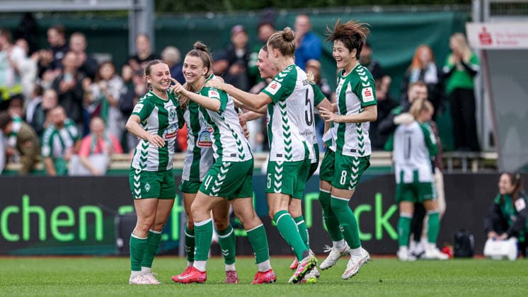 v.li.: Chiara D Angelo (SV Werder Bremen, 2), Torschützin Julia Magerl (SV Werder Bremen, 4), Juliane Wirtz (SV Werder Bremen, 28), Michelle Ulbrich (SV Werder Bremen, 5) und Mei Shimada (SV Werder Bremen, 8) mit Torjubel, Jubel, jubeln, jubelt, optimistisch, Spielszene, Highlight, Freude über das Tor zum 2:0, DIE DFB-RICHTLINIEN UNTERSAGEN JEGLICHE NUTZUNG VON FOTOS ALS SEQUENZBILDER UND ODER VIDEOÄHNLICHE FOTOSTRECKEN. DFB REGULATIONS PROHIBIT ANY USE OF PHOTOGRAPHS AS IMAGE SEQUENCES AND OR QUASI-VIDEO., 30.08.2026, Bremen (Deutschland), Fussball, Google Pixel Frauen-Bundesliga, SV Werder Bremen - RB Leipzig *** From left: Chiara D Angelo (SV Werder Bremen, 2), goal scorer Julia Magerl (SV Werder Bremen, 4), Juliane Wirtz (SV Werder Bremen, 28), Michelle Ulbrich (SV Werder Bremen, 5), and Mei Shimada (SV Werder Bremen, 8) celebrating the goal, celebration, celebrating, celebrating, optimistic, game scene, highlight, joy over the 2-0 goal, DFB REGULATIONS PROHIBIT ANY USE OF PHOTOGRAPHS AS SEQUENCE IMAGES AND OR VIDEO-LIKE PHOTO SERIES DFB REGULATIONS PROHIBIT ANY USE OF PHOTOGRAPHS AS IMAGE SEQUENCES AND OR QUASI-VIDEO, August 30, 2026, Bremen, Germany, soccer, Google Pixel Women’s Bundesliga, SV Werder Bremen vs. RB Leipzig xobx