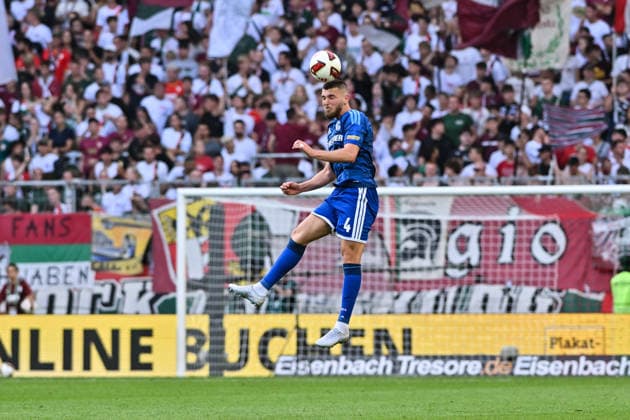1. Fussball Bundesliga: FC Augsburg vs. FC Schalke 04, 30.08.2026 AUGSBURG, GERMANY - 30. AUGUST: beim Kopfball Hasan KURUCAY (FC Schalke 4) Einzelfoto Freisteller während dem Match der Bundesliga zwischen dem FC Augsburg und dem FC Schalke 04 am 1. Spieltag in der WWK-Arena DFL REGULATIONS PROHIBIT ANY USE OF PHOTOGRAPHS AS IMAGE SEQUENCES AND OR QUASI-VIDEO *** 1 Bundesliga Soccer: FC Augsburg vs. FC Schalke 04, August 30, 2026, AUGSBURG, GERMANY, August 30—Hasan KURUCAY of FC Schalke 04 heads the ball. Single photo, cropped, taken during the Bundesliga match between FC Augsburg and FC Schalke 04 on Matchday 1 at the WWK Arena. DFL REGULATIONS PROHIBIT ANY USE OF PHOTOGRAPHS AS IMAGE SEQUENCES AND OR QUASI-VIDEO Copyright: xBEAUTIFULxSPORTS Goldbergx