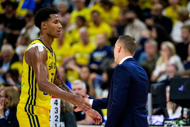 260830 Bobi Klintman and Head coach Mikko Riipinen of Sweden during the FIBA World Cup Qualifier basketball game between Sweden and France on August 30, 2026 in Stockholm. Photo: Joel Marklund BILDBYRAN kod JM JM0848 bbeng basket basketball vm-kval fiba world cup qualifiers sverige sweden frankrike france Copyright: JOELxMARKLUND BB260830JM079