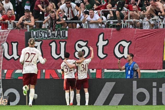 1. Fussball Bundesliga: FC Augsburg vs. FC Schalke 04, 30.08.2026 AUGSBURG, GERMANY - 30. AUGUST: Jubel der Hausherren nach dem Treffer zum 2-0 durch Anton KADE (FC Augsburg 30) Tor Torschuetze Freude Happy während dem Match der Bundesliga zwischen dem FC Augsburg und dem FC Schalke 04 am 1. Spieltag in der WWK-Arena DFL REGULATIONS PROHIBIT ANY USE OF PHOTOGRAPHS AS IMAGE SEQUENCES AND OR QUASI-VIDEO *** 1 Bundesliga Soccer Match: FC Augsburg vs. FC Schalke 04, August 30, 2026, AUGSBURG, GERMANY August 30 The home team celebrates after Anton KADE scores the 2–0 goal for FC Augsburg. Goal scorer joy during the Bundesliga match between FC Augsburg and FC Schalke 04 on Matchday 1 at the WWK Arena. DFL REGULATIONS PROHIBIT ANY USE OF PHOTOGRAPHS AS IMAGE SEQUENCES AND OR QUASI-VIDEO Copyright: xBEAUTIFULxSPORTS Goldbergx