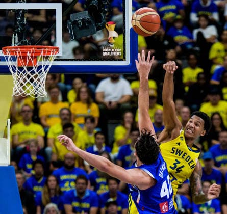 260830 Maxime Raynaud of France and Bobi Klintman of Sweden during the FIBA World Cup Qualifier basketball game between Sweden and France on August 30, 2026 in Stockholm. Photo: Joel Marklund BILDBYRAN kod JM JM0848 bbeng basket basketball vm-kval fiba world cup qualifiers sverige sweden frankrike france Copyright: JOELxMARKLUND BB260830JM083