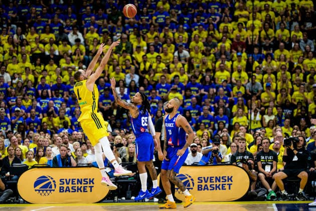 260830 Denzel Andersson of Sweden and Matthew Strazel and Evan Fournier of France during the FIBA World Cup Qualifier basketball game between Sweden and France on August 30, 2026 in Stockholm. Photo: Joel Marklund BILDBYRAN kod JM JM0848 bbeng basket basketball vm-kval fiba world cup qualifiers sverige sweden frankrike france Copyright: JOELxMARKLUND BB260830JM084