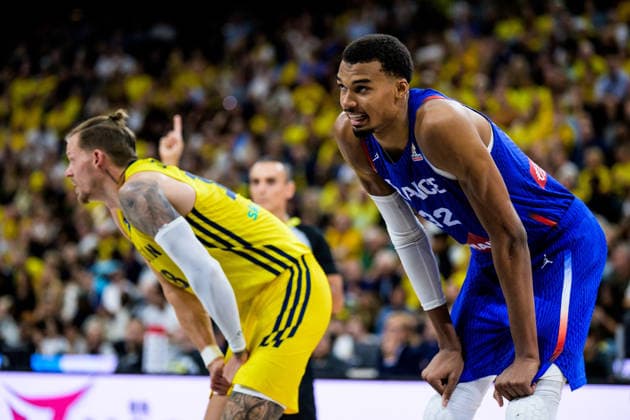 260830 Viktor Gaddefors of Sweden and Victor Wembanyama of France during the FIBA World Cup Qualifier basketball game between Sweden and France on August 30, 2026 in Stockholm. Photo: Joel Marklund BILDBYRAN kod JM JM0848 bbeng basket basketball vm-kval fiba world cup qualifiers sverige sweden frankrike france Copyright: JOELxMARKLUND BB260830JM085