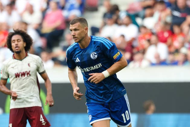 Edin Dzeko (FC Schalke 04, 10), GER, FC Augsburg vs. FC Schalke 04, Fussball, Bundesliga, 1. Spieltag, Saison 2026 2027, 30.08.2026, DFL DFB REGULATIONS PROHIBIT ANY USE OF PHOTOGRAPHS as IMAGE SEQUENCES and or QUASI-VIDEO, GER, FC Augsburg vs. FC Schalke 04, Fussball, Bundesliga, 1. Spieltag, Saison 2026 2027, 30.08.2026 Augsburg *** Edin Dzeko, FC Schalke 04, 10, GER, FC Augsburg vs. FC Schalke 04, Soccer, Bundesliga, Matchday 1, 2026–2027 Season, August 30, 2026, DFL and DFB regulations prohibit any use of photographs as image sequences and or quasi-video, GER, FC Augsburg vs. FC Schalke 04, Soccer, Bundesliga, Matchday 1, 2026–2027 Season, August 30, 2026, Augsburg Copyright: xEibner-Pressefoto JennixMaulx EP_JML