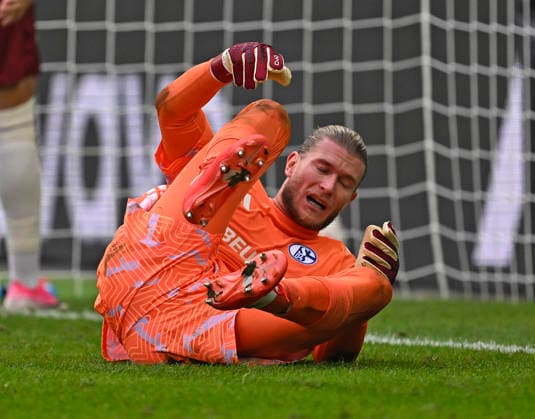 30.08.2026, Fussball Bundesliga 2026 2027, 1.Spieltag, FC Augsburg - FC Schalke 04, in der WWK-Arena Augsburg, Torwart Loris Karius (FC Schalke 04) kugelt am Boden ***DFL and DFB regulations prohibit any use of photographs as image sequences and or quasi-video.*** *** August 30, 2026, 2026–2027 Bundesliga, Matchday 1, FC Augsburg vs. FC Schalke 04, at the WWK Arena in Augsburg, FC Schalke 04 goalkeeper Loris Karius rolls on the ground ***DFL and DFB regulations prohibit any use of photographs as image sequences and or quasi-video***