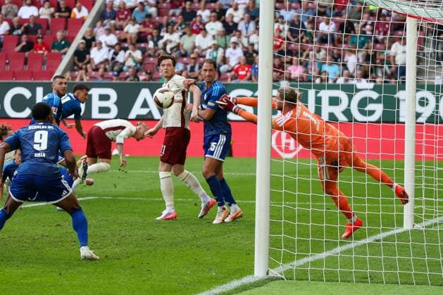 Loris Karius 1 (FC Schalke 04) mit einer Glanzparade nach einem Augsburger Kopfball, FC Augsburg vs. FC Schalke 04, Fussball, Maenner, Bundesliga, Saison 2026 2027, Hinrunde, 1. Spieltag, 30.08.2026 DFB regulations prohibit any use of photographs as image sequences and or quasi-video Augsburg Bayern Deutschland *** Loris Karius of 1. FC Schalke 04 makes a brilliant save following a header by an Augsburg player, FC Augsburg vs. FC Schalke 04, Soccer, Men, Bundesliga, 2026–2027 Season, First Half of the Season, Matchday 1, August 30, 2026. DFB regulations prohibit any use of photographs as image sequences and or quasi-video. Augsburg, Bavaria, Germany Copyright: xkolbert-press MartinxAgüerax
