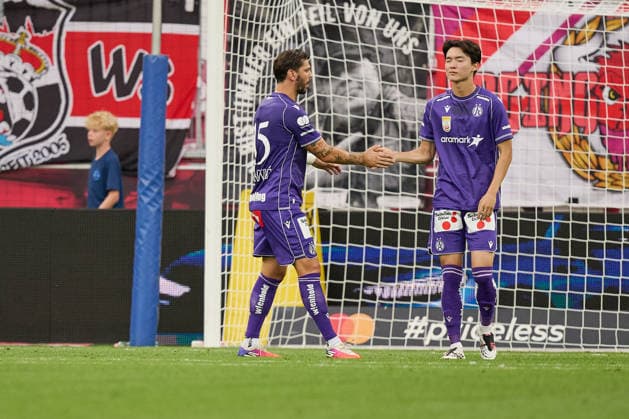 Salzburg, Österreich 30. August 2026: ADMIRAL Bundesliga - 2026 2027 - Sp. 5 - FC Red Bull Salzburg gegen FK Austria Wien Im Bild: Tor, 1:0 durch ein Eigentor von Kang-Hee Lee (FAK), Aleksandar Dragovic (FAK) tröstet Kang-Hee Lee (FAK) Red Bull Arena Copyright: xFotostandx xWassmuthx