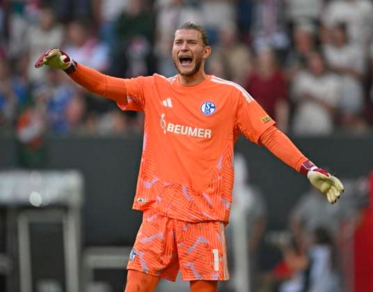 30.08.2026, Fussball Bundesliga 2026 2027, 1.Spieltag, FC Augsburg - FC Schalke 04, in der WWK-Arena Augsburg, Torwart Loris Karius (FC Schalke 04) ist unzufrieden ***DFL and DFB regulations prohibit any use of photographs as image sequences and or quasi-video.*** *** August 30, 2026, 2026–2027 Bundesliga, Matchday 1, FC Augsburg vs. FC Schalke 04, at the WWK Arena in Augsburg, goalkeeper Loris Karius of FC Schalke 04 is unhappy ***DFL and DFB regulations prohibit any use of photographs as image sequences and or quasi-video***