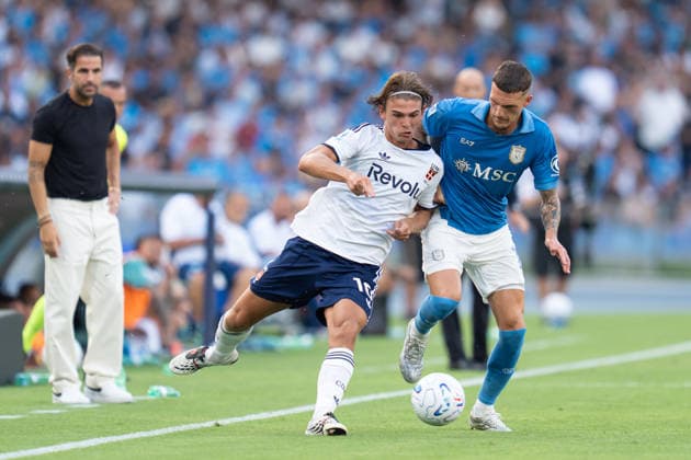 SSC Napoli v Como 1907 - Serie A Enilive Nico Paz of Como 1907 and Rafa Marin of SSC Napoli compete for the ball during the Serie A Enilive match between SSC Napoli and Como 1907 at Diego Armando Maradona Stadium on August 30, 2026 in Naples, Italy Naples Diego Armando Maradona Stadium Campania Italy Copyright: xGiuseppexMaffiax 260830_SerieA_Napoli-Como_04306