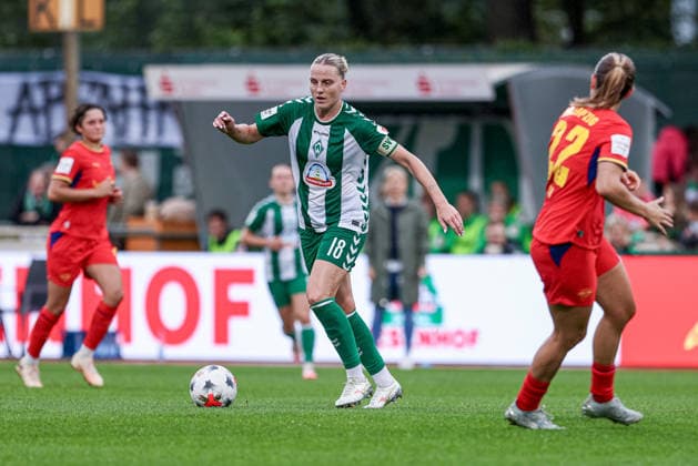 Lina Hausicke (SV Werder Bremen, 18) am Ball, Einzelbild, Ganzkörper, Aktion, Action, Spielszene, DIE DFB-RICHTLINIEN UNTERSAGEN JEGLICHE NUTZUNG VON FOTOS ALS SEQUENZBILDER UND ODER VIDEOÄHNLICHE FOTOSTRECKEN. DFB REGULATIONS PROHIBIT ANY USE OF PHOTOGRAPHS AS IMAGE SEQUENCES AND OR QUASI-VIDEO., 30.08.2026, Bremen (Deutschland), Fussball, Google Pixel Frauen-Bundesliga, SV Werder Bremen - RB Leipzig *** Lina Hausicke, SV Werder Bremen, age 18, on the ball, single frame, full-body shot, in action, game scene, DFB REGULATIONS PROHIBIT ANY USE OF PHOTOGRAPHS AS SEQUENCE IMAGES AND OR VIDEO-LIKE PHOTO SEQUENCES DFB REGULATIONS PROHIBIT ANY USE OF PHOTOGRAPHS AS IMAGE SEQUENCES AND OR QUASI-VIDEO, August 30, 2026, Bremen, Germany, Soccer, Google Pixel Women’s Bundesliga, SV Werder Bremen, RB Leipzig xobx