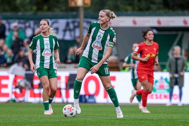 Lina Hausicke (SV Werder Bremen, 18) am Ball, Einzelbild, Ganzkörper, Aktion, Action, Spielszene, DIE DFB-RICHTLINIEN UNTERSAGEN JEGLICHE NUTZUNG VON FOTOS ALS SEQUENZBILDER UND ODER VIDEOÄHNLICHE FOTOSTRECKEN. DFB REGULATIONS PROHIBIT ANY USE OF PHOTOGRAPHS AS IMAGE SEQUENCES AND OR QUASI-VIDEO., 30.08.2026, Bremen (Deutschland), Fussball, Google Pixel Frauen-Bundesliga, SV Werder Bremen - RB Leipzig *** Lina Hausicke, SV Werder Bremen, age 18, on the ball, single frame, full-body shot, in action, game scene, DFB REGULATIONS PROHIBIT ANY USE OF PHOTOGRAPHS AS SEQUENCE IMAGES AND OR VIDEO-LIKE PHOTO SEQUENCES DFB REGULATIONS PROHIBIT ANY USE OF PHOTOGRAPHS AS IMAGE SEQUENCES AND OR QUASI-VIDEO, August 30, 2026, Bremen, Germany, Soccer, Google Pixel Women’s Bundesliga, SV Werder Bremen, RB Leipzig xobx
