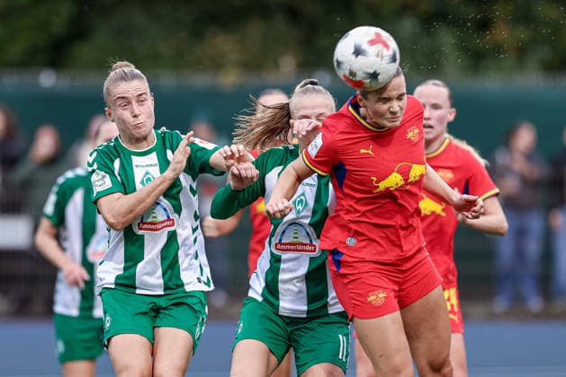 v.li.: Michelle Ulbrich (SV Werder Bremen, 5), Isabella Jaron (SV Werder Bremen, 11) und Andrea Norheim (RB Leipzig, 3) im Kopfballduell, Kopfball, Zweikampf, Action, Aktion, Spielszene, DIE DFB-RICHTLINIEN UNTERSAGEN JEGLICHE NUTZUNG VON FOTOS ALS SEQUENZBILDER UND ODER VIDEOÄHNLICHE FOTOSTRECKEN. DFB REGULATIONS PROHIBIT ANY USE OF PHOTOGRAPHS AS IMAGE SEQUENCES AND OR QUASI-VIDEO., 30.08.2026, Bremen (Deutschland), Fussball, Google Pixel Frauen-Bundesliga, SV Werder Bremen - RB Leipzig *** From left: Michelle Ulbrich (SV Werder Bremen, 5), Isabella Jaron (SV Werder Bremen, 11), and Andrea Norheim (RB Leipzig, 3) in a header duel; header; tackle; action; game scene; DFB REGULATIONS PROHIBIT ANY USE OF PHOTOGRAPHS AS SEQUENCE IMAGES AND OR VIDEO-LIKE PHOTO STREAMS DFB REGULATIONS PROHIBIT ANY USE OF PHOTOGRAPHS AS SEQUENCEENCES AND OR QUASI-VIDEO, August 30, 2026, Bremen, Germany, soccer, Google Pixel Women’s Bundesliga, SV Werder Bremen vs. RB Leipzig xobx