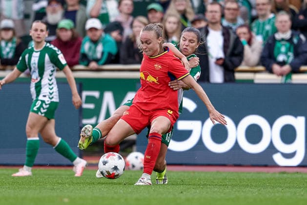 v.li.: Lou-Ann Joly (RB Leipzig, 6) und Luna Vanzeir (SV Werder Bremen, 13) im Zweikampf, Duell, Dynamik, Aktion, Action, Spielszene, DIE DFB-RICHTLINIEN UNTERSAGEN JEGLICHE NUTZUNG VON FOTOS ALS SEQUENZBILDER UND ODER VIDEOÄHNLICHE FOTOSTRECKEN. DFB REGULATIONS PROHIBIT ANY USE OF PHOTOGRAPHS AS IMAGE SEQUENCES AND OR QUASI-VIDEO., 30.08.2026, Bremen (Deutschland), Fussball, Google Pixel Frauen-Bundesliga, SV Werder Bremen - RB Leipzig *** From left: Lou Ann Joly (RB Leipzig, 6) and Luna Vanzeir (SV Werder Bremen, 13) in a one-on-one battle, duel, dynamic moment, action, game scene, DFB REGULATIONS PROHIBIT ANY USE OF PHOTOGRAPHS AS SEQUENCE IMAGES AND OR VIDEO-LIKE PHOTO SERIES DFB REGULATIONS PROHIBIT ANY USE OF PHOTOGRAPHS AS IMAGE SEQU, August 30, 2026, Bremen, Germany, soccer, Google Pixel Women s Bundesliga, SV Werder Bremen vs. RB Leipzig xobx
