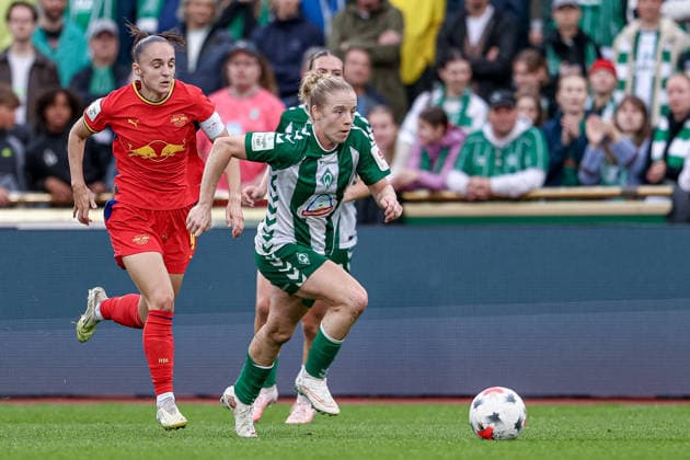 v.li.: Zenia Mertens (RB Leipzig, 4) und Elena Dhont (SV Werder Bremen, 31) im Laufduell, Zweikampf, Duell, Dynamik, Aktion, Action, Spielszene, DIE DFB-RICHTLINIEN UNTERSAGEN JEGLICHE NUTZUNG VON FOTOS ALS SEQUENZBILDER UND ODER VIDEOÄHNLICHE FOTOSTRECKEN. DFB REGULATIONS PROHIBIT ANY USE OF PHOTOGRAPHS AS IMAGE SEQUENCES AND OR QUASI-VIDEO., 30.08.2026, Bremen (Deutschland), Fussball, Google Pixel Frauen-Bundesliga, SV Werder Bremen - RB Leipzig *** From left: Zenia Mertens (RB Leipzig), 4, and Elena Dhont (SV Werder Bremen), 31, in a running duel, tackle, duel, dynamic moment, action, game scene, DFB REGULATIONS PROHIBIT ANY USE OF PHOTOGRAPHS AS SEQUENCE IMAGES AND OR VIDEO-LIKE PHOTO SERIES DFB REGULATIONS PROHIBIT ANY USE OF PHOTOGRAPHS AS IMAGE SEQUENCES AND OR QUASI-VIDEO, August 30, 2026, Bremen, Germany, soccer, Google Pixel Women’s Bundesliga, SV Werder Bremen vs. RB Leipzig xobx