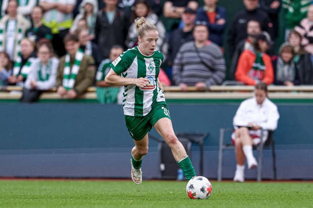 Elena Dhont (SV Werder Bremen, 31) am Ball, Freisteller, Einzelbild, Ganzkörper, Aktion, Action, Spielszene, DIE DFB-RICHTLINIEN UNTERSAGEN JEGLICHE NUTZUNG VON FOTOS ALS SEQUENZBILDER UND ODER VIDEOÄHNLICHE FOTOSTRECKEN. DFB REGULATIONS PROHIBIT ANY USE OF PHOTOGRAPHS AS IMAGE SEQUENCES AND OR QUASI-VIDEO., 30.08.2026, Bremen (Deutschland), Fussball, Google Pixel Frauen-Bundesliga, SV Werder Bremen - RB Leipzig *** Elena Dhont, SV Werder Bremen, 31 with the ball, cutout, single image, full body, action, game scene, DFB REGULATIONS PROHIBIT ANY USE OF PHOTOGRAPHS AS SEQUENCE IMAGES AND OR VIDEO-LIKE PHOTO SERIES DFB REGULATIONS PROHIBIT ANY USE OF PHOTOGRAPHS AS IMAGE SEQUENCES AND OR QUASI-VIDEO, August 30, 2026, Bremen, Germany, Soccer, Google Pixel Women’s Bundesliga, SV Werder Bremen vs. RB Leipzig xobx