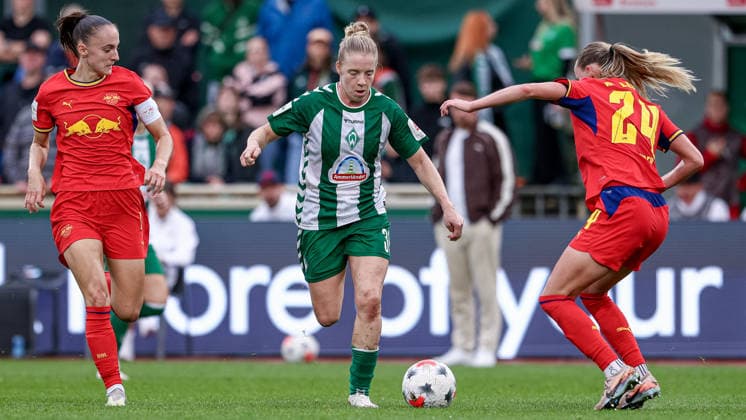 v.li.: Zenia Mertens (RB Leipzig, 4), Elena Dhont (SV Werder Bremen, 31) und Nikoline Dudek (RB Leipzig, 24) im Zweikampf, Duell, Dynamik, Aktion, Action, Spielszene, DIE DFB-RICHTLINIEN UNTERSAGEN JEGLICHE NUTZUNG VON FOTOS ALS SEQUENZBILDER UND ODER VIDEOÄHNLICHE FOTOSTRECKEN. DFB REGULATIONS PROHIBIT ANY USE OF PHOTOGRAPHS AS IMAGE SEQUENCES AND OR QUASI-VIDEO., 30.08.2026, Bremen (Deutschland), Fussball, Google Pixel Frauen-Bundesliga, SV Werder Bremen - RB Leipzig *** From left: Zenia Mertens (RB Leipzig), 4; Elena Dhont (SV Werder Bremen), 31; and Nikoline Dudek (RB Leipzig), 24, in a one-on-one, duel, dynamic moment, action, game scene, DFB REGULATIONS PROHIBIT ANY USE OF PHOTOGRAPHS AS SEQUENCE IMAGES AND OR VIDEO-LIKE PHOTO SERIES DFB REGULATIONS PROHIBIT ANY USE OF PHOTOGRAPHS AS IMAGE SEQUENCES AND OR QUASI-VIDEO, August 30, 2026, Bremen, Germany, soccer, Google Pixel Women’s Bundesliga, SV Werder Bremen vs. RB Leipzig xobx