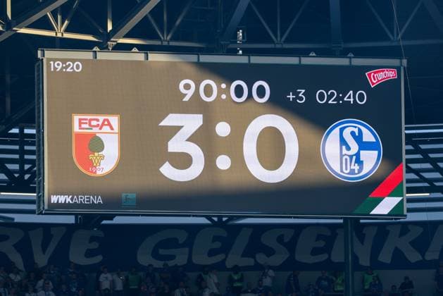 Endstand 3:0 auf der Anzeigetafel, FC Augsburg vs. FC Schalke 04, Fussball, 1. Bundesliga, 1. Spieltag, 30.08.2026 DFB regulations prohibit any use of photographs as image sequences and or quasi-video Augsburg Bayern Deutschland *** Final score 3–0 on the scoreboard, FC Augsburg vs. FC Schalke 04, soccer, Bundesliga 1, Matchday 1, August 30, 2026. DFB regulations prohibit any use of photographs as image sequences and or quasi-video. Augsburg, Bavaria, Germany Copyright: xkolbert-press ChristianxKolbertx