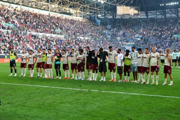 Schlussjubel, die Mannschaft feiert ihren sieg bei der Fankuve, FC Augsburg vs. FC Schalke 04, Fussball, 1. Bundesliga, 1. Spieltag, 30.08.2026 DFB regulations prohibit any use of photographs as image sequences and or quasi-video Augsburg Bayern Deutschland *** Final celebration: the team celebrates its victory at the Fankuve, FC Augsburg vs. FC Schalke 04, soccer, Bundesliga 1, Matchday 1, August 30, 2026. DFB regulations prohibit any use of photographs as image sequences and or quasi-video. Augsburg, Bavaria, Germany Copyright: xkolbert-press ChristianxKolbertx