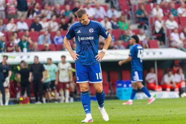 Edin Dzeko (FC Schalke 04) schaut, enttaeuscht, FC Augsburg vs. FC Schalke 04, Fußball-Bundesliga Fussball, 1. Bundesliga, 01. Spieltag, 30.08.2026 DFB regulations prohibit any use of photographs as image sequences and or quasi-video *** Edin Dzeko, FC Schalke 04, looks on, disappointed; FC Augsburg vs. FC Schalke 04, Bundesliga Soccer, Bundesliga 1, Matchday 1, August 30, 2026. DFB regulations prohibit any use of photographs as image sequences and or quasi-video. Copyright: xkolbert-press PeterxFastlx